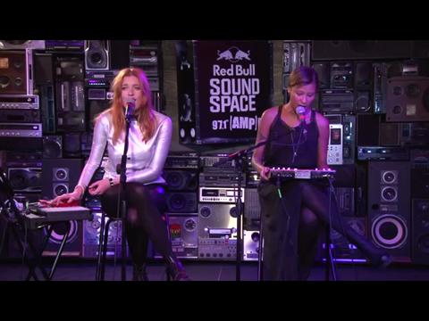 アイコナ・ポップ: アイ・ラヴ・イット (Live at Amp Radio in LA)
