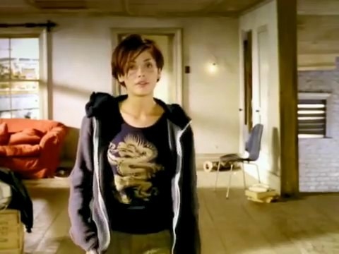 ナタリー・インブルーリア: トーン