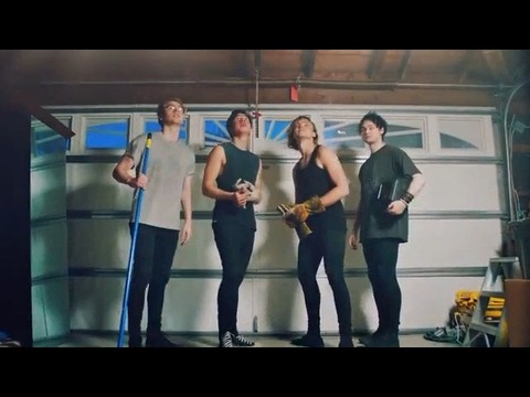 ファイヴ・セカンズ・オブ・サマー: シーズ・カインダ・ホット