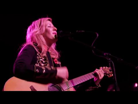 エリー・ゴールディング: ガンズ・アンド・ホーセス (Live Rising)