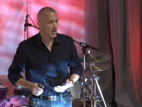 ジョシュア・プリンス=ラマス: 自らを再構築する劇場を建てる