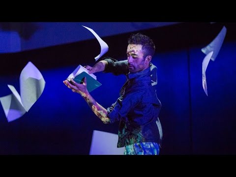 アカシュ・オデドラ: 渦巻く紙と風と光の中のダンス