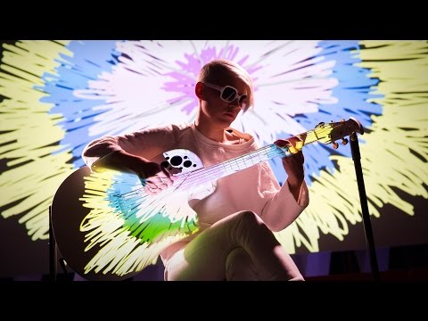 カーキ・キング: 音楽の力で光と色の世界へ