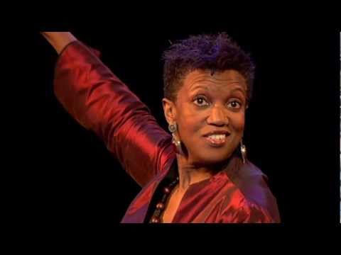 クラロン・マクファダン: 歌声という原始の神秘